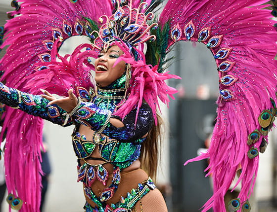 danseuses participant à la parade du Festival Tropiques en Fête